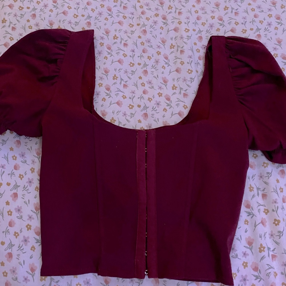 slightly used size-women’s (M) maroon corset style crop top ruffled/puff sleeves